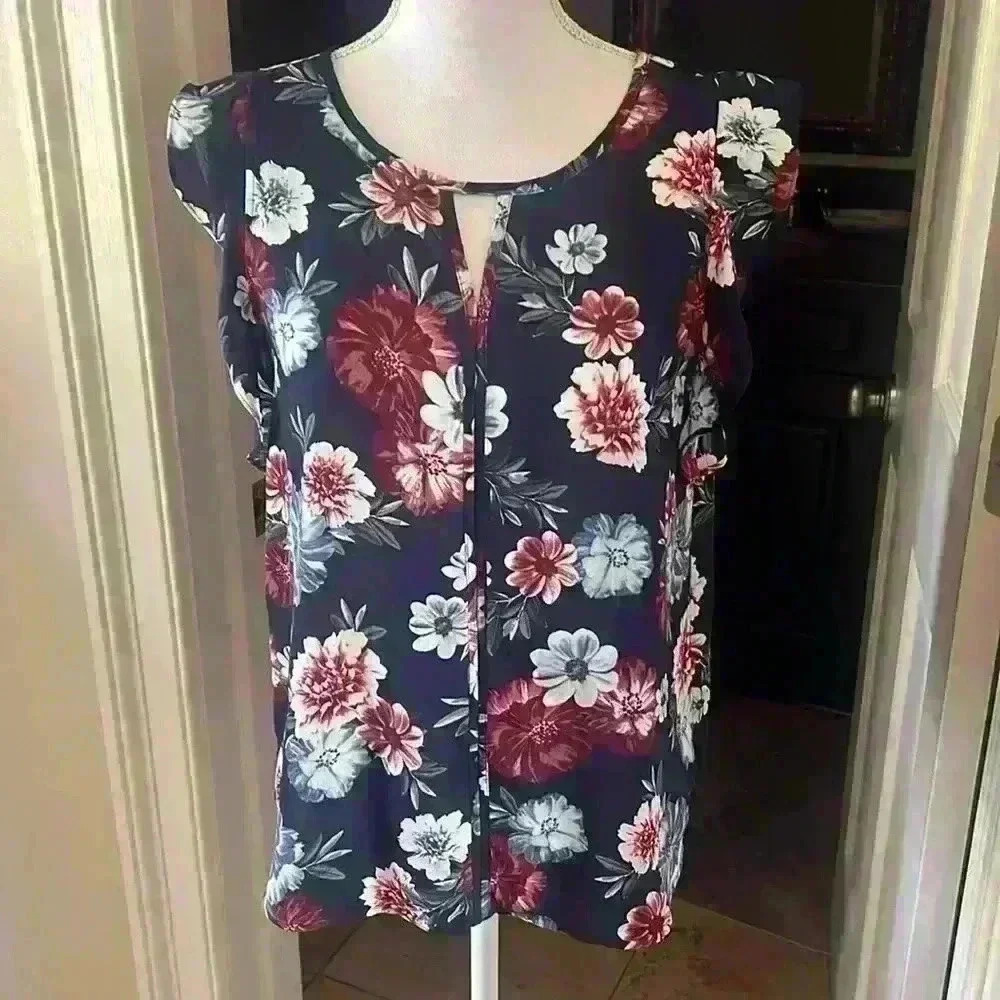 Banana Republic small ladies blouse NWOT. Flutter sleeveless pullover blouse. - Picture 3 of 13